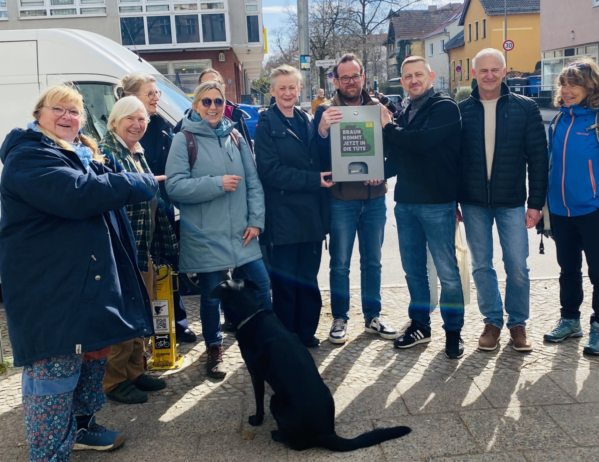 „Braun kommt jetzt in die Tüte“ – Hundekotbeutel-Spender für Wilhelmsruh